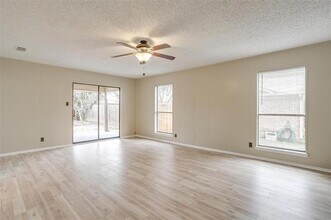 1201 Juniper Ln in Benbrook, TX - Foto de edificio - Building Photo