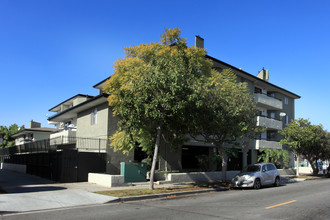 Temple Plaza Apartments in Long Beach, CA - Building Photo - Building Photo