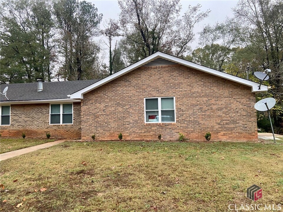 1300 White Oak Dr in Athens, GA - Building Photo