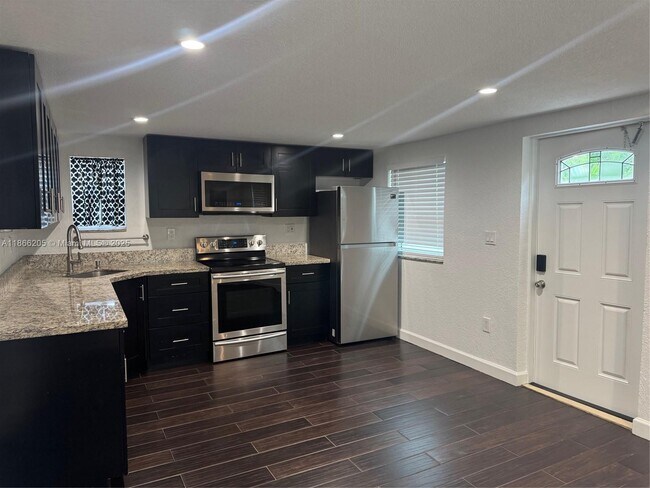 5740 Buchanan St in Hollywood, FL - Building Photo - Building Photo