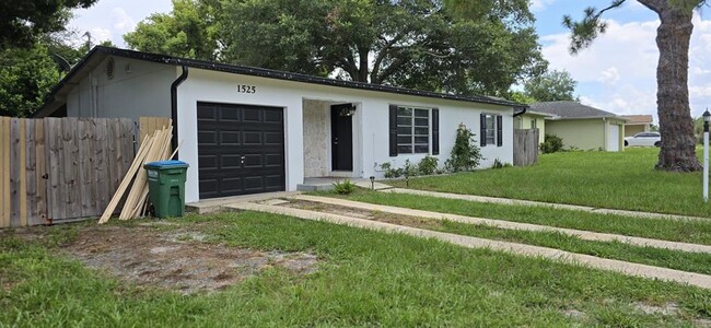 1525 N Normandy Blvd in Deltona, FL - Building Photo - Building Photo