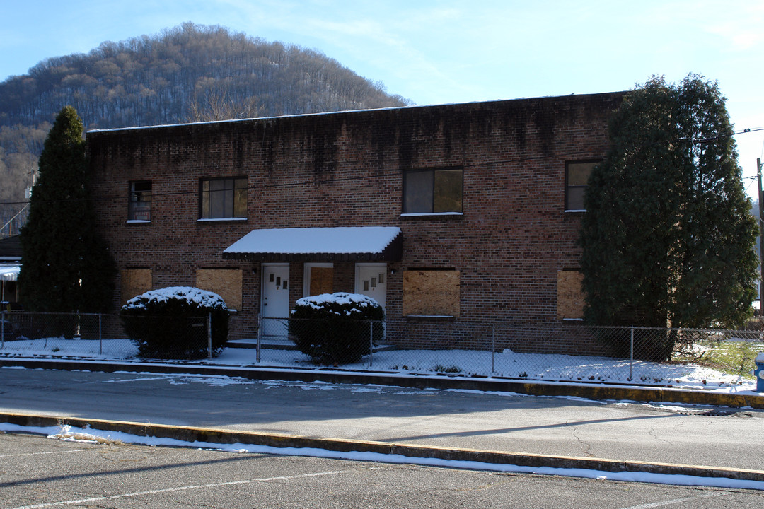 1033 Fourth Ave in Montgomery, WV - Foto de edificio