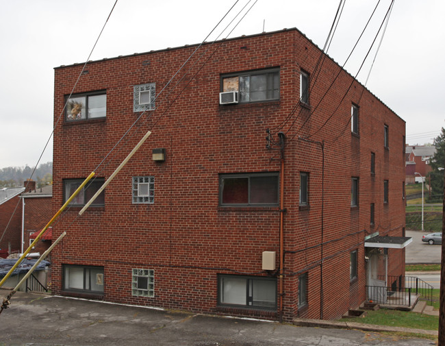 916 Hartman St in McKeesport, PA - Foto de edificio - Building Photo