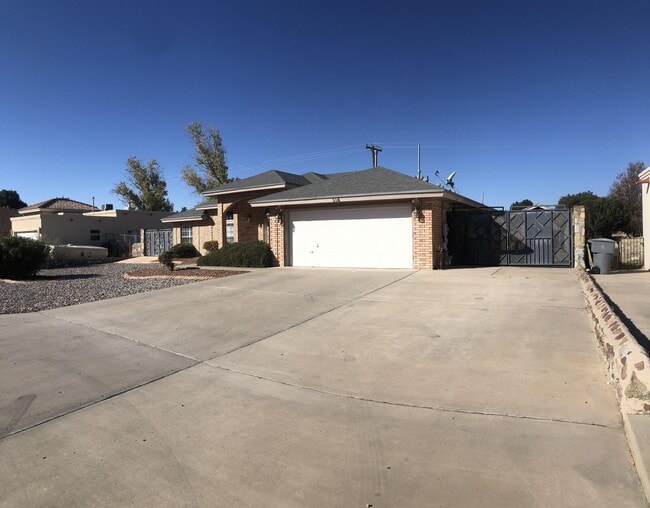 556 Pinar Del Rio Dr in El Paso, TX - Building Photo - Building Photo