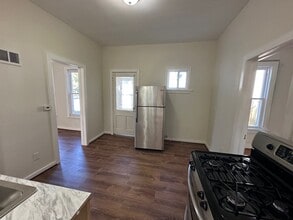 321 E Meinecke Ave in Milwaukee, WI - Building Photo - Building Photo