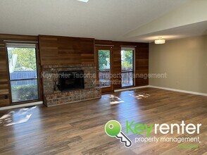 2722 Cambridge Dr in Steilacoom, WA - Building Photo - Building Photo