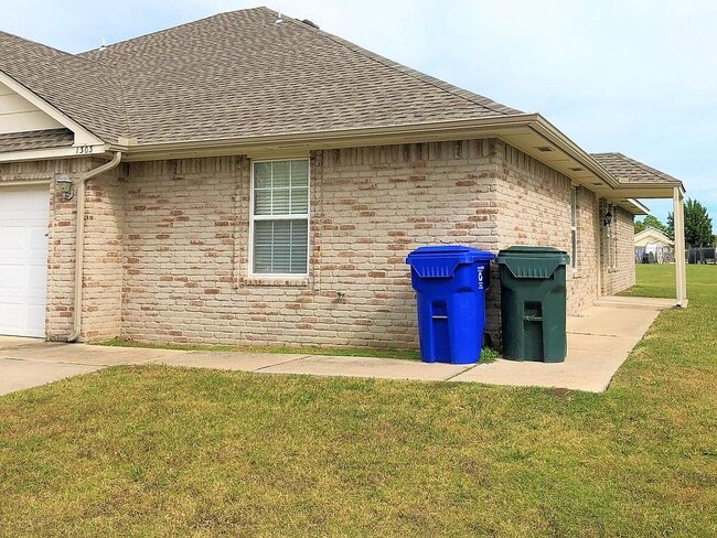 1309 Commerce Dr in Norman, OK - Foto de edificio - Building Photo