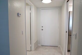 353 E Via Escuela in Palm Springs, CA - Building Photo - Building Photo