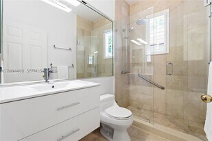 1751 NW 36th St in Miami, FL - Building Photo