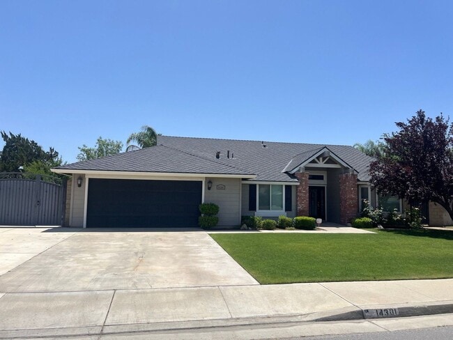 14301 Yucatan Ave in Bakersfield, CA - Foto de edificio - Building Photo