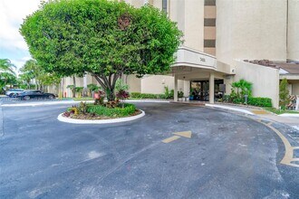 7400 Radice Ct in Lauderhill, FL - Foto de edificio - Building Photo