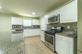 10126 Relic Oaks in San Antonio, TX - Foto de edificio - Building Photo