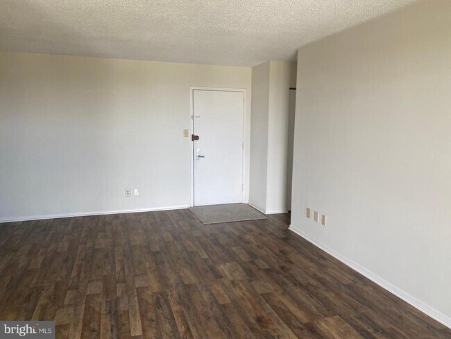 2300 Pimmit Dr in Falls Church, VA - Building Photo - Building Photo