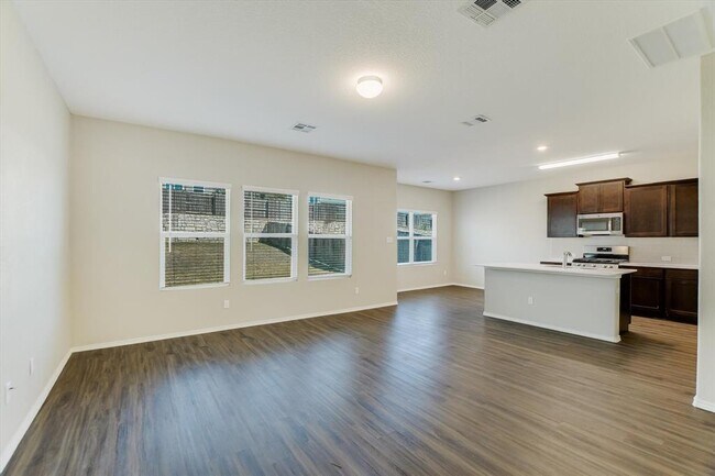 108 Wind Flower Ln in Liberty Hill, TX - Foto de edificio - Building Photo