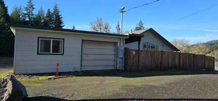 5213 Buckhorn Rd in Roseburg, OR - Foto de edificio - Building Photo