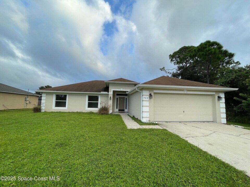 703 Americana Blvd NW in Palm Bay, FL - Building Photo