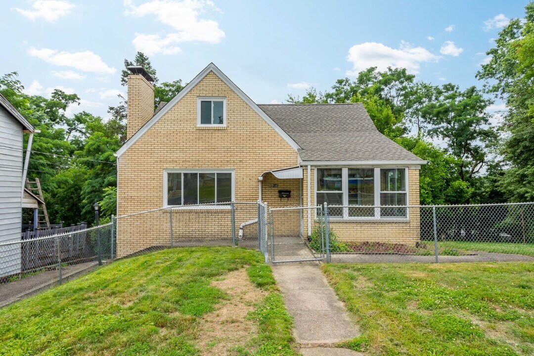 1423 Beckham St in Pittsburgh, PA - Building Photo