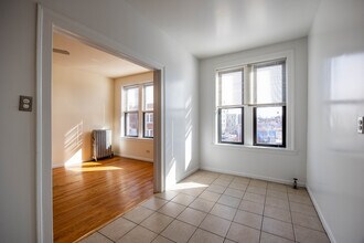 2704 N Sawyer Ave in Chicago, IL - Building Photo - Building Photo