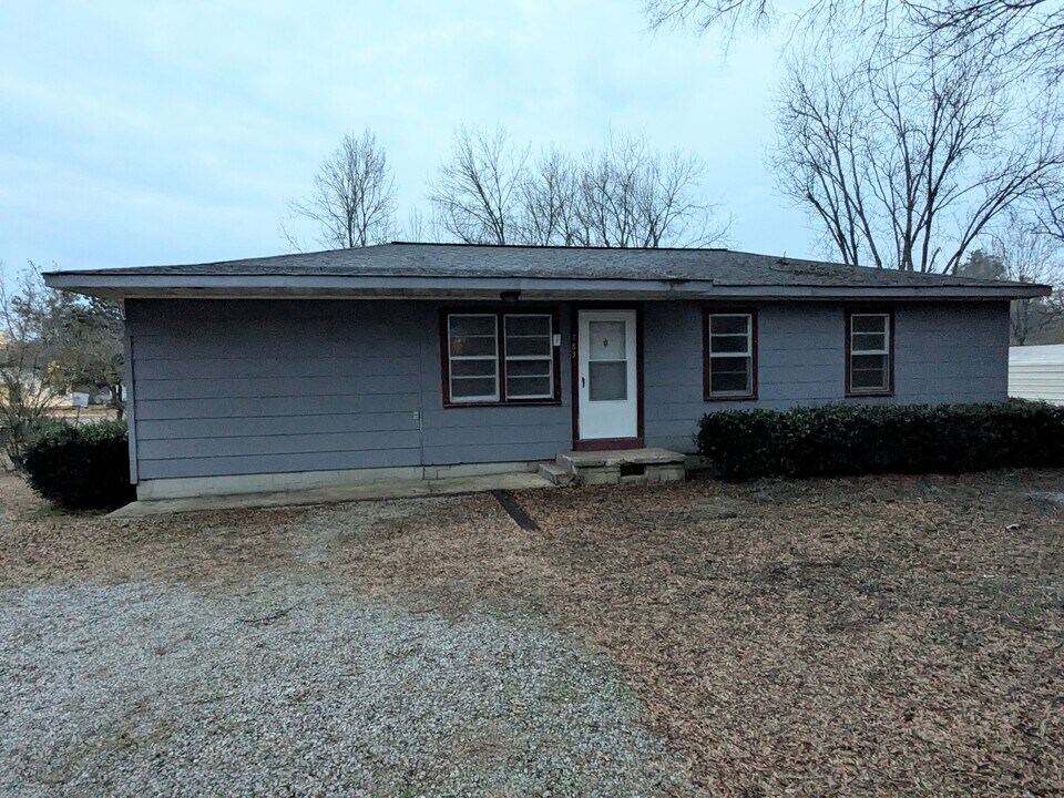783 W Cooper St in Ripley, MS - Building Photo