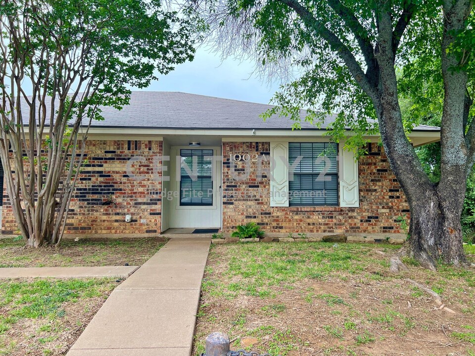 1002 Lynn St in Weatherford, TX - Building Photo