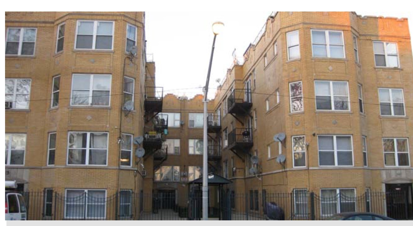 3328 W Potomac Ave in Chicago, IL - Foto de edificio