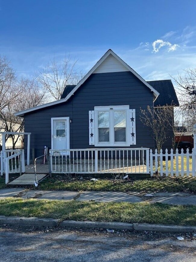 property at 1521 W 9th St