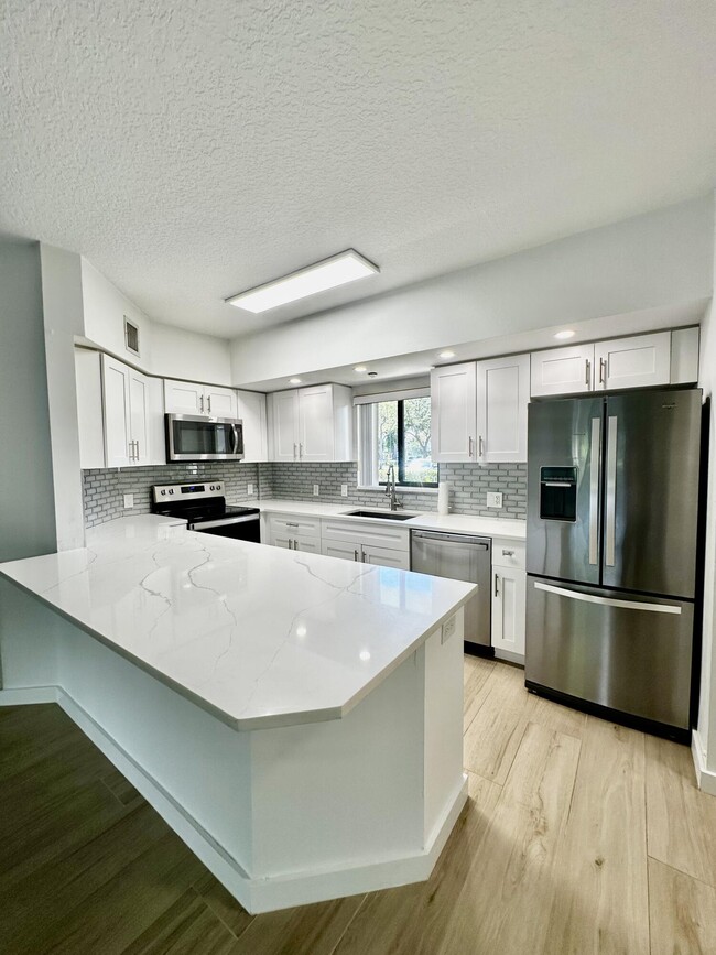 2105 Lavers Cir in Delray Beach, FL - Building Photo - Building Photo