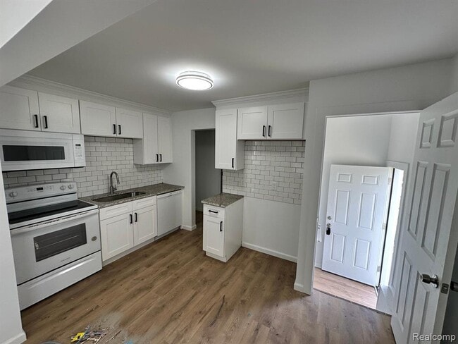 28464 Barton St in Garden City, MI - Building Photo - Building Photo