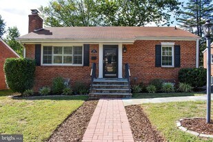 304 Moncure Dr in Alexandria, VA - Building Photo