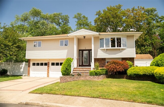 9 Lawrence Ct in Hicksville, NY - Building Photo - Building Photo