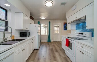 5926 Ettrick Dr in Houston, TX - Building Photo - Building Photo