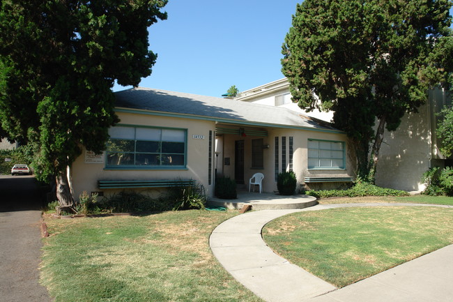 14532 Dickens St in Sherman Oaks, CA - Building Photo - Building Photo