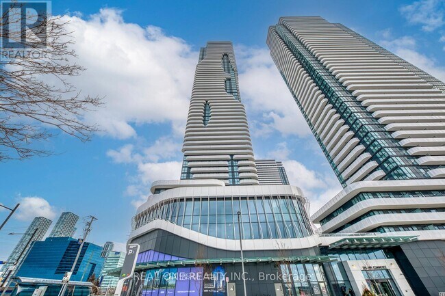 225 Commerce St in Vaughan, ON - Building Photo - Building Photo