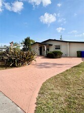 7910 NW 12th St in Pembroke Pines, FL - Foto de edificio - Building Photo