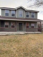 1910 Crestview Dr in Johnstown, CO - Foto de edificio - Building Photo