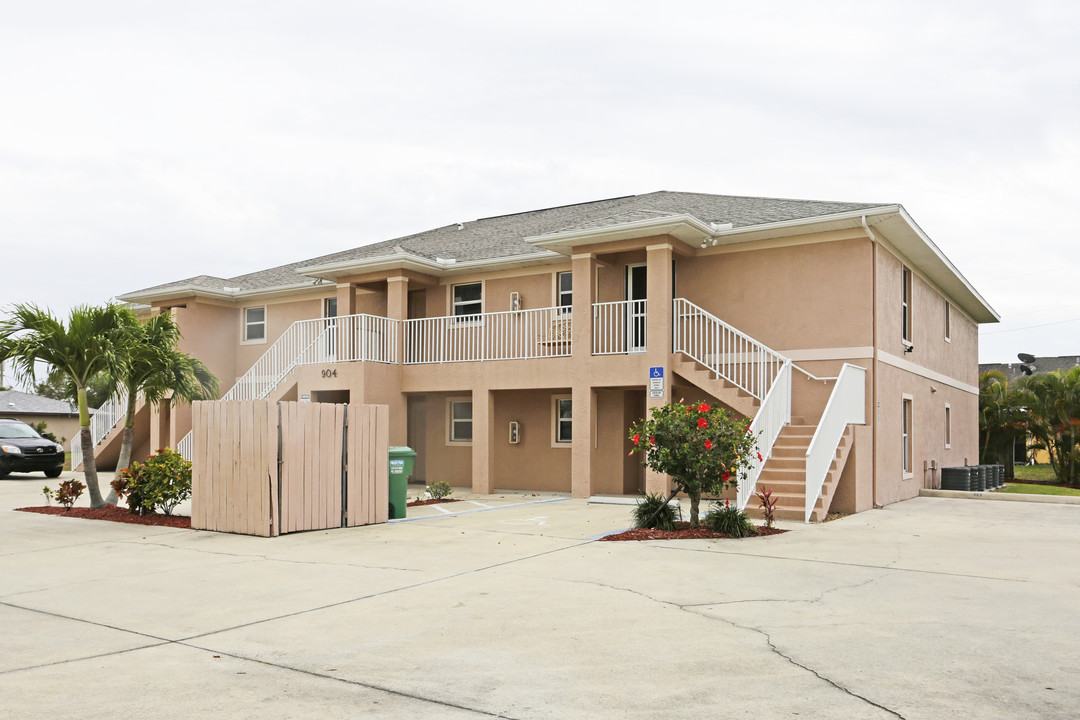 904 SE 13th St in Cape Coral, FL - Building Photo