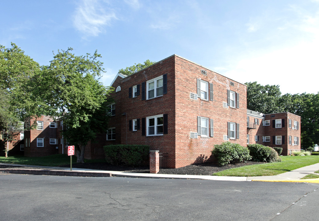 Oak Park Apartments in Roselle, NJ - Building Photo