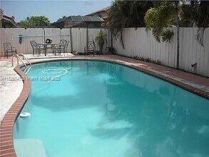 20118 NW 58th Pl in Hialeah, FL - Foto de edificio - Building Photo