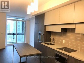 8 Eglinton Ave E in Toronto, ON - Building Photo - Building Photo