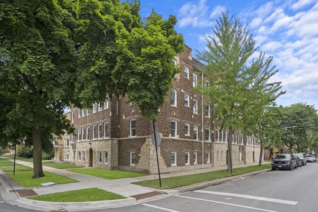 property at 3035 W Rosemont Ave