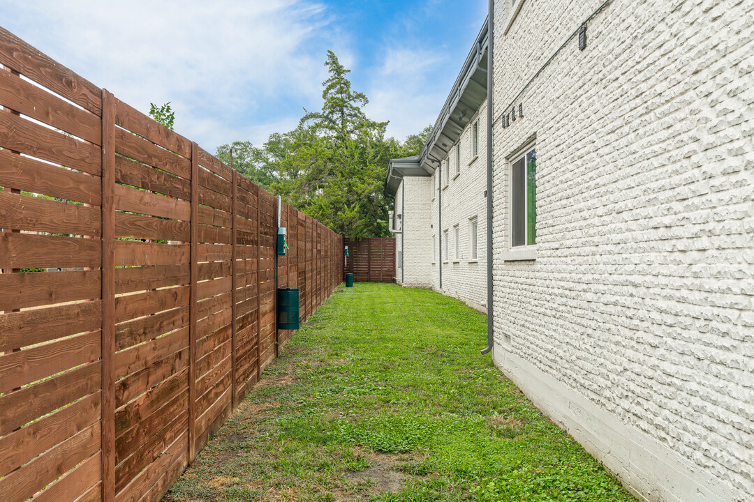 Garrett on the Green in Dallas, TX - Building Photo