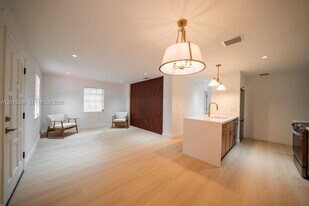 1550 S Greenway Dr in Coral Gables, FL - Building Photo
