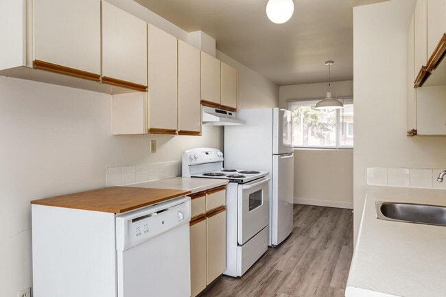 South Ridge Townhomes in Edmonton, AB - Building Photo - Building Photo