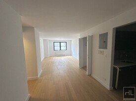 East 39th Street, Unit 13B in New York, NY - Building Photo