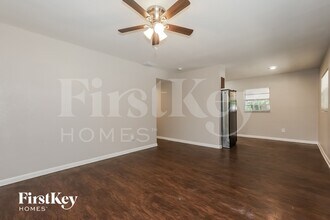 9305 N Forest Hills Dr in Tampa, FL - Foto de edificio - Building Photo