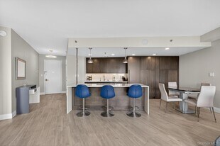100 Hilton Ave in Garden City, NY - Building Photo