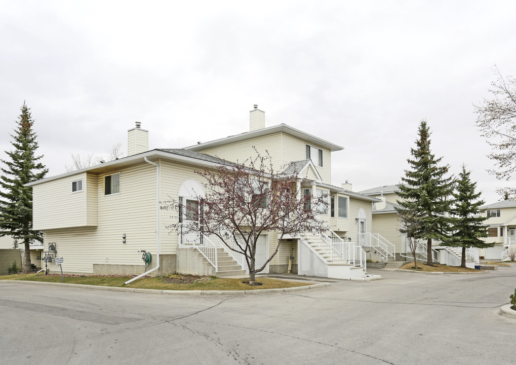 505 Edmonton Trl NE in Airdrie, AB - Building Photo