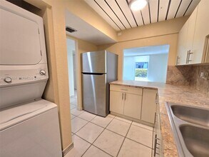 10090 NW 80th Ct in Hialeah Gardens, FL - Foto de edificio - Building Photo