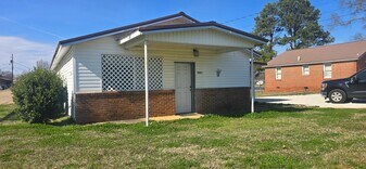 5429 McIntosh Rd in Oxford, AL - Building Photo