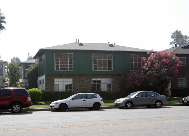 5858 Coldwater Canyon Ave in Valley Village, CA - Foto de edificio - Building Photo